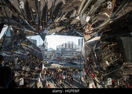 Das Kaleidoskop gespiegelten Interieur der Tokyo Plaza Shopping Mall in Harajuku in Tokio, Japan Stockfoto