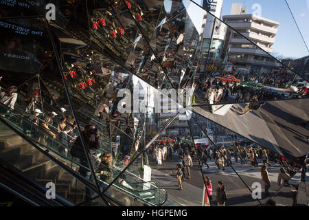 Das Kaleidoskop gespiegelten Interieur der Tokyo Plaza Shopping Mall in Harajuku in Tokio, Japan Stockfoto