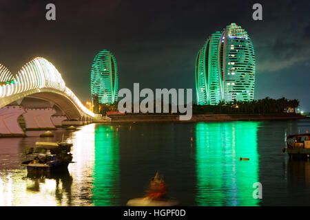 Phoenix-Insel-Resort und Apartment-Komplex in Sanya Hafen nachts beleuchtet Stockfoto