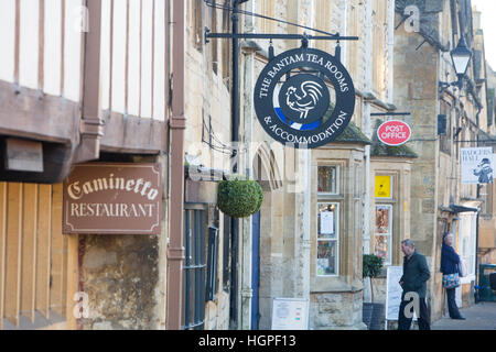 High Street von der Cotswold Markt Stadt von Chipping Campden einschließlich bantam Teestuben, Gloucestershire, England Stockfoto