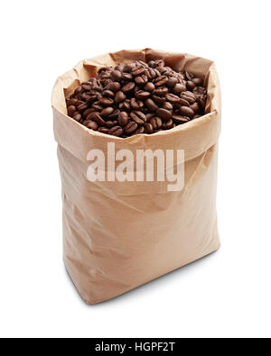 Kaffeebohnen in Papiertüte isoliert auf weiss Stockfoto
