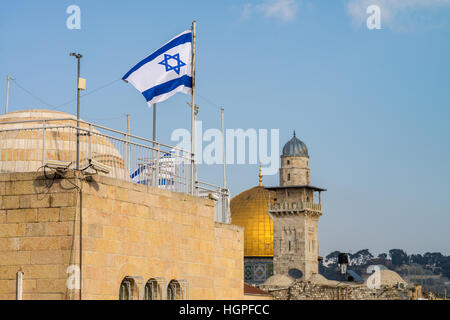 Israelische Fahnen über das jüdische Viertel mit Blick auf Bab al-Silsila Minarett und Kuppel des Rock, Tempelberg, Jerusalem, Israel Stockfoto