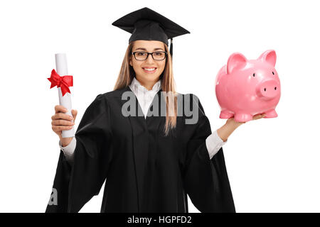 Glücklich weibliche Studentin hält ein Diplom und ein Sparschwein isoliert auf weißem Hintergrund Stockfoto