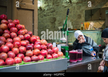 Verkäufer von der frischen Granatapfelsaft, Jerusalem, Israel. Stockfoto