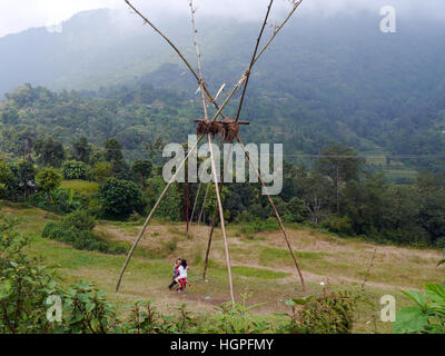 Kinder schwingen auf einem traditionellen Bambus (Dashain) Swing im Dorf Kande, Annapurna Sanctuary, Himalaya, Nepal, Asien. Stockfoto