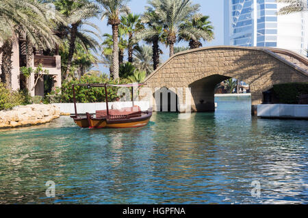 Boot am Fluss in Dubai Stockfoto