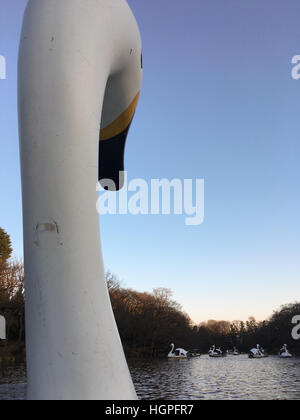 Swan Boot Tretboote auf dem Teich in Chidori Koen Park in Kichijoji, Tokio, Japan. Stockfoto