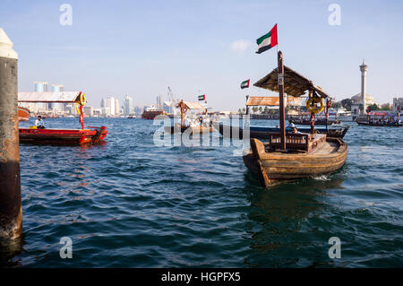 Boot am Fluss in Dubai Stockfoto