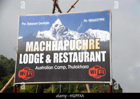 Wegweiser für Machhapuchre Lodge & Restaurant im australischen Camp Thulokhara, Annapurna Sanctuary, Himalaya, Nepal, Asien. Stockfoto