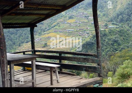 Das Dorf der unteren Chomrong aus einer Lodge im Dorf der unteren Sinuwa Annapurna Sanctuary, Himalaya, Nepal, Asien. Stockfoto