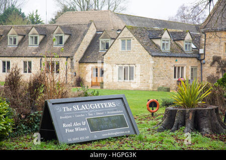 Der Landgasthof schlachtet und Pub in den Cotswolds Dorf von Lower Slaughter, Gloucestershire, England Stockfoto