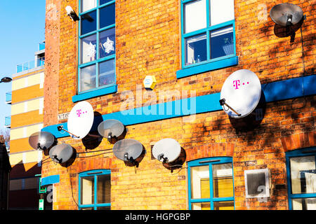 Gerichte TV Empfänger Sat Satellitenschüssel auf Wand TV-Empfang BskyB Satelliten UK England Stockfoto