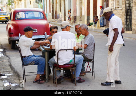 Alte Freunde Domino spielen auf der Straße in Havanna, Kuba Stockfoto