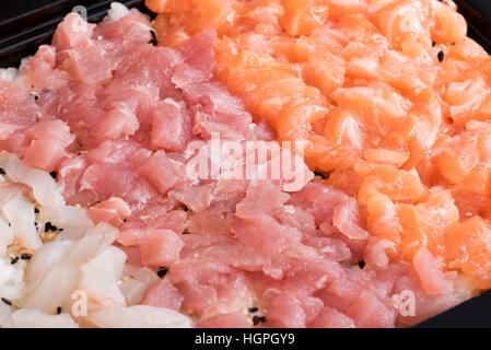 Ernte Nahaufnahme Schale gefüllt mit Bass, Thunfisch und Lachs Filet-Stückchen und Tatar-sauce Stockfoto