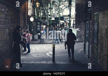 London, Uk - 15. April 2016: Besucher und Käufer in der überdachte Teil des Borough Market in London, England. Stockfoto