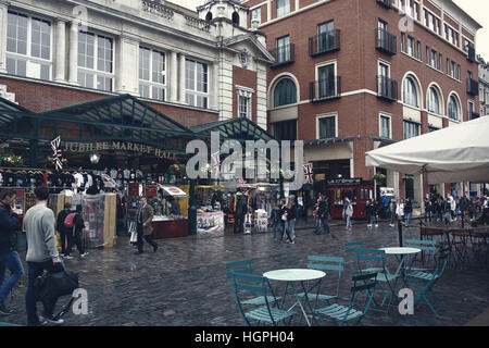 London, Uk - 15. April 2016: Fußgänger suchen an verschiedenen Ständen am Jubiläums-Markthalle. Der Markt ist im Besitz von Händler vollständig und liegt im Cov Stockfoto