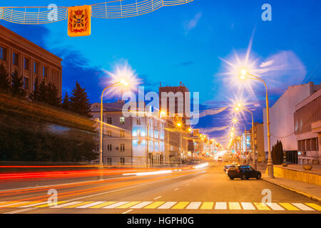 Abendhelle Beleuchtung auf der Hauptstraße In Gomel, Weißrussland. Licht Loipen bei Nacht Street, Langzeitbelichtung Stockfoto