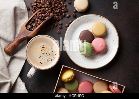 Kaffee Tasse, Bohnen, Schokolade, Makronen und Geschenk-Box auf alten Küchentisch. Ansicht von oben Stockfoto