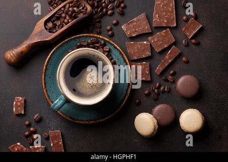 Tasse Kaffee, Bohnen, Schokolade und Amaretti auf alten Küchentisch. Ansicht von oben Stockfoto