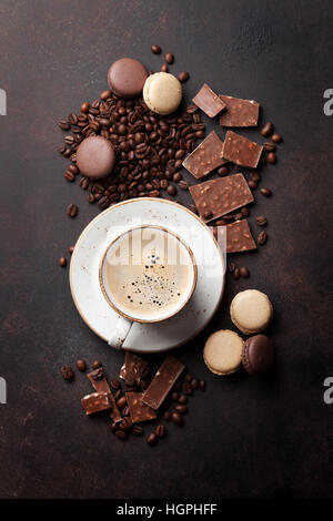 Tasse Kaffee, Bohnen, Schokolade und Amaretti auf alten Küchentisch. Ansicht von oben Stockfoto