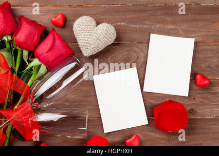 Valentinstag rose Bouquet, leere Bilderrahmen und Sektgläser auf Holztisch. Draufsicht mit Textfreiraum Stockfoto