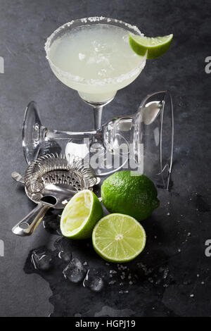 Margarita cocktail auf dunklen Stein Tisch Stockfoto