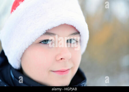 Teen in Mütze Weihnachtsmann im freien Stockfoto