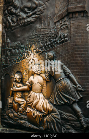Detail der alten Basentlastung unterhalb der Statue des Hl. Johannes von Nepomuk auf der Karlsbrücke in Prag, Tschechische Republik. Der Legende nach bringt Sie ihn berühren l Stockfoto