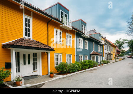 Bergen, Norwegen. Die bunten Fassaden der Häuser in verlassenen Straße im Wohngebiet am Sommertag unter düsteren Himmel. Stockfoto