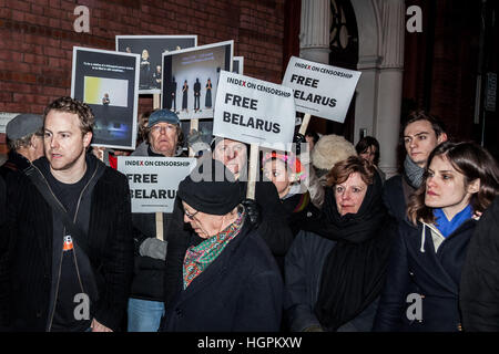 Samuel West, britischer Schauspieler und Theaterregisseur verbindet den Belarus jetzt Protest außerhalb der belarussischen Botschaft in London, UK Stockfoto
