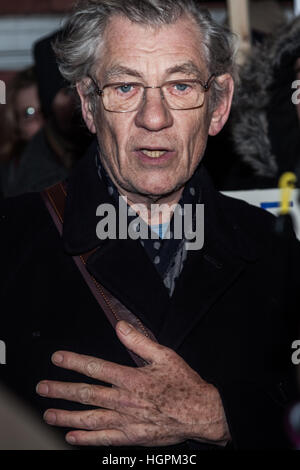 Sir Ian McKellen, britischer Theater- und Schauspieler tritt Belarus jetzt Protest außerhalb der belarussischen Botschaft in London, UK Stockfoto