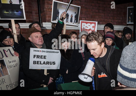 Samuel West, britischer Schauspieler und Theaterregisseur verbindet den Belarus jetzt Protest außerhalb der belarussischen Botschaft in London, UK Stockfoto