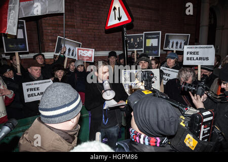 Samuel West, britischer Schauspieler und Theaterregisseur verbindet den Belarus jetzt Protest außerhalb der belarussischen Botschaft in London, UK Stockfoto
