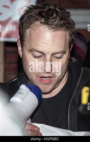 Samuel West, britischer Schauspieler und Theaterregisseur verbindet den Belarus jetzt Protest außerhalb der belarussischen Botschaft in London, UK Stockfoto