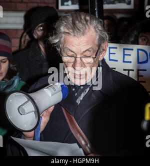 Sir Ian McKellen, britischer Theater- und Schauspieler tritt Belarus jetzt Protest außerhalb der belarussischen Botschaft in London, UK Stockfoto