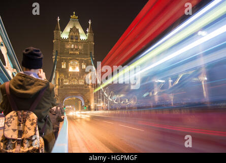 roten Londoner Bus vorbei über die Tower Bridge in London, England, Großbritannien. Stockfoto