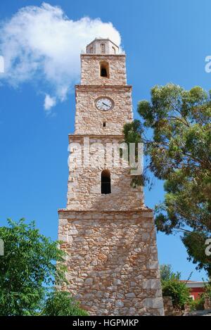 Der alte steinerne Uhrturm auf Emborio auf der griechischen Insel Chalki. Seit Jahren gebrochen, ist die Uhr immer um 04:20. Stockfoto