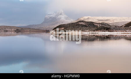 Suilven spiegelt sich in den Gewässern der Cam Loch, in der Nähe von Elphin, Sutherland, Schottland, Großbritannien Stockfoto