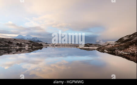 Assynt Landschaft im Nordwesten Schottlands im Winter Blick auf Cam Loch mit Cul mor und Suilven in Ferne, in der Nähe von Elphin. Stockfoto