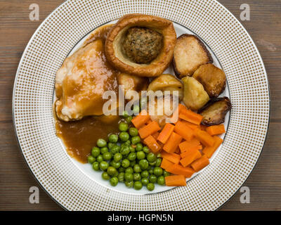 Traditionellen Sonntagsbraten Mittag- oder Abendessen von Brathähnchen mit Yorkshire Pudding und Füllung Stockfoto