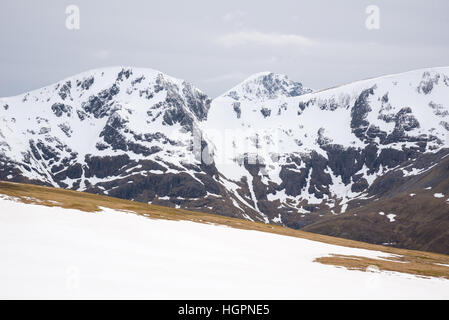 Ben Nevis von Beinn Na Soccaich Anfang Mai in der Nähe von Fort William und Ben Nevis, Schottland, Großbritannien Stockfoto
