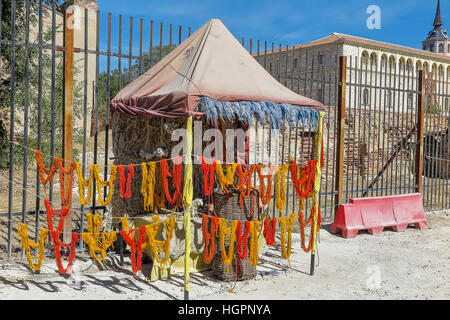 Open-Air-Ausstellung der Knäuel Wolle gefärbt mit verschiedenen Farben bei einer kostenlosen Veranstaltung in Alcala De Henares, Spanien. Stockfoto