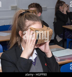 Student verwendet eine google Expeditionen vr-Hörer in einer Lektion Stockfoto