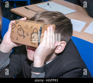 Student nutzt Google VR Mobilteil im Geographie-Unterricht Stockfoto