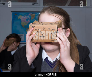 Student nutzt Google vr-Hörer in einer geographiestunde Stockfoto