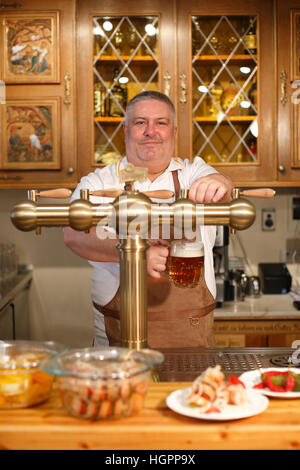 Barkeeper Gießen Bier vom Fass Stockfoto