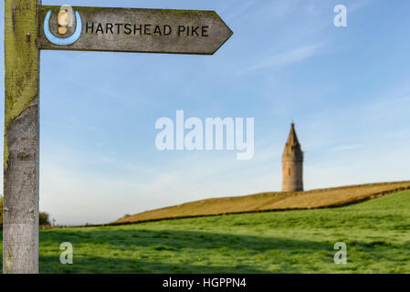 Pfeil zeigt der Richtung der Hartshead Pike ist ein Hügel im Tameside in Greater Manchester, England. Stockfoto