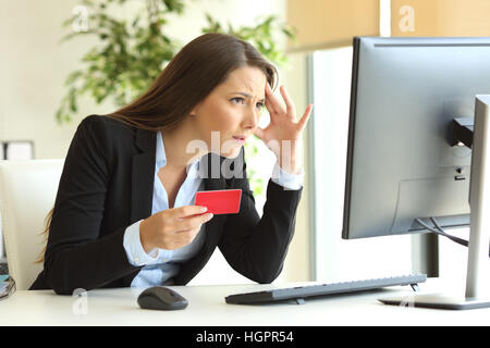 Besorgt Geschäftsfrau Anzug Probleme kaufen online mit Kreditkarte in einem Desktop im Büro Stockfoto