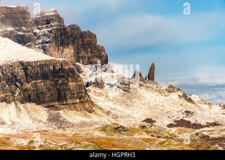 Schneebedeckte Old Man of Storr, Isle Of Skye, Schottland, Vereinigtes Königreich Stockfoto