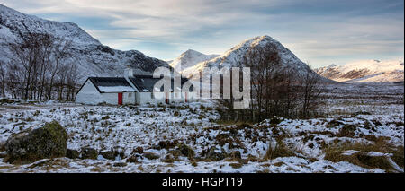 Black Rock Cottage in Winter, Glencoe, Schottland, Großbritannien. Stockfoto